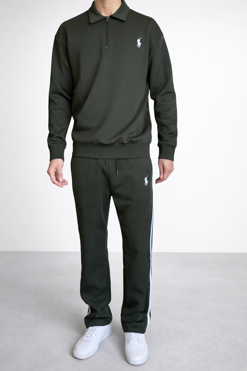 Ensemble Survêtement Homme Green – Style Polo – Bandes Blanches + Zip Col