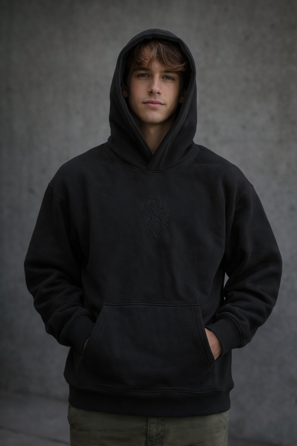 Sweat à capuche oversize – Broderie florale (Noir)