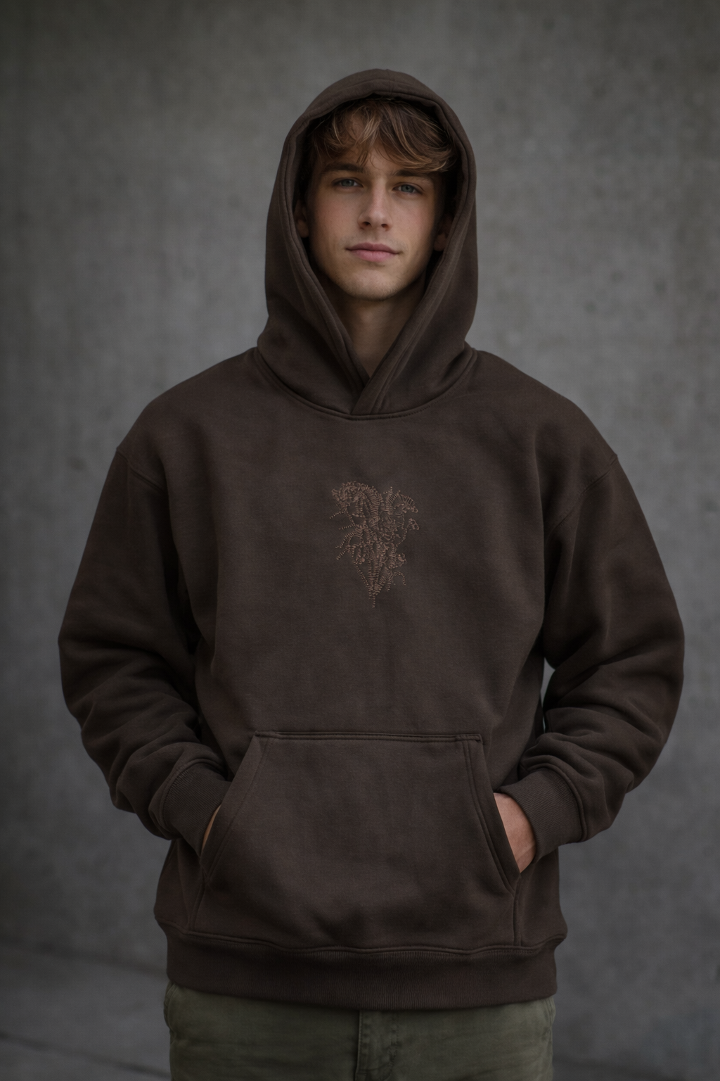 Sweat à capuche oversize – Broderie florale (marron)