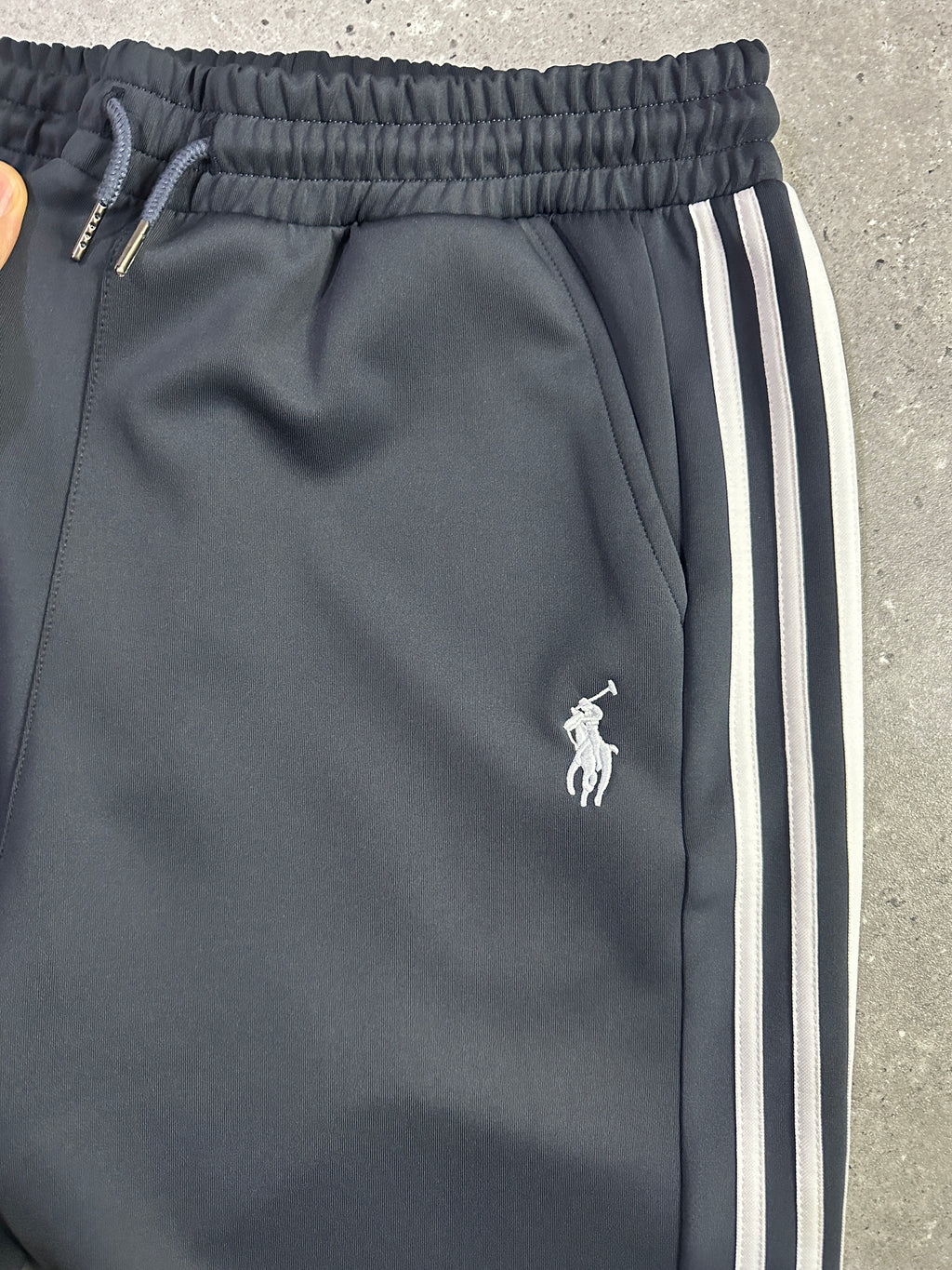 Ensemble Survêtement Homme Gris Anthracite – Style Polo – Bandes Blanches + Zip Col