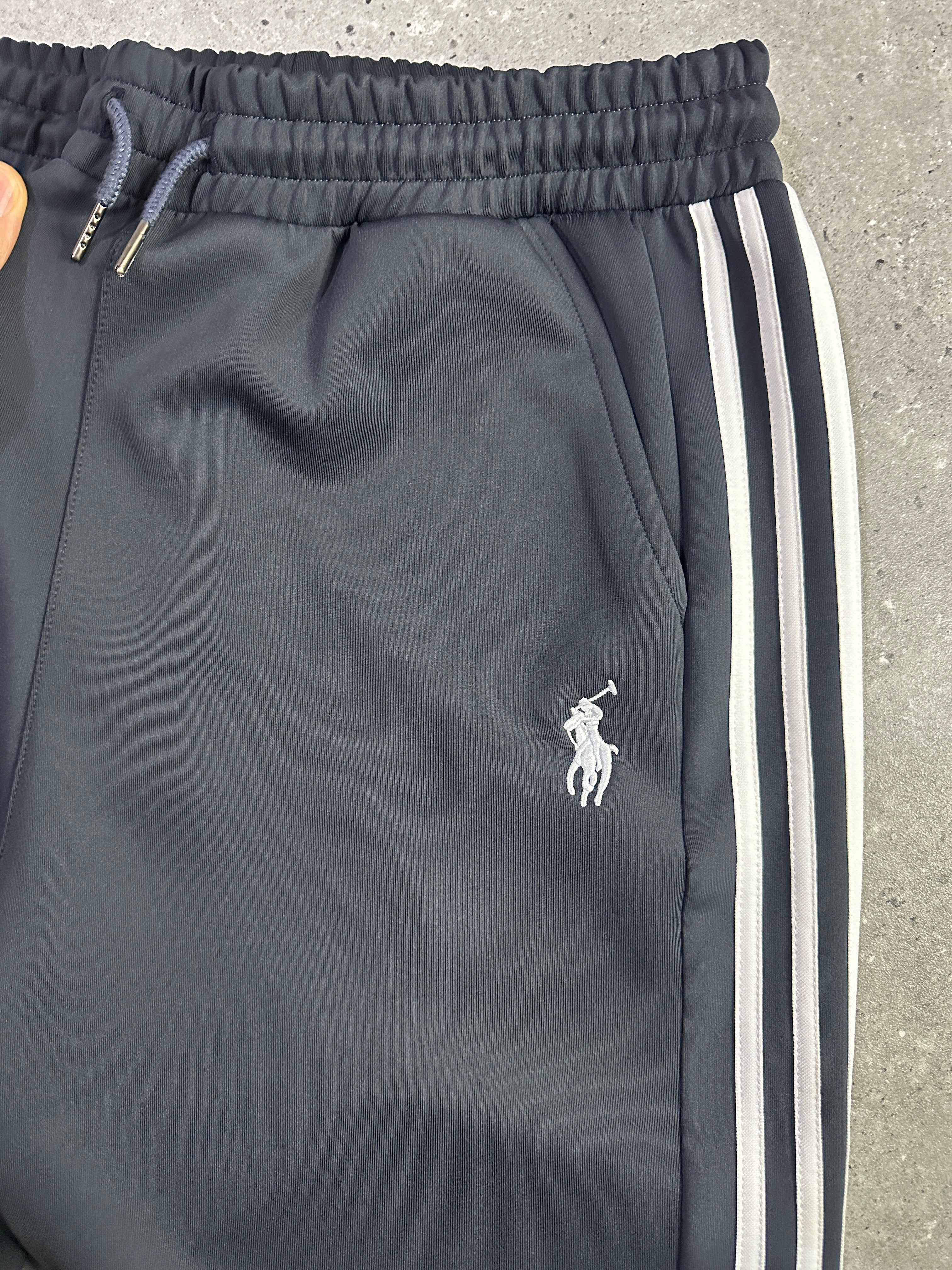 Ensemble Survêtement Homme Gris Anthracite – Style Polo – Bandes Blanches + Zip Col