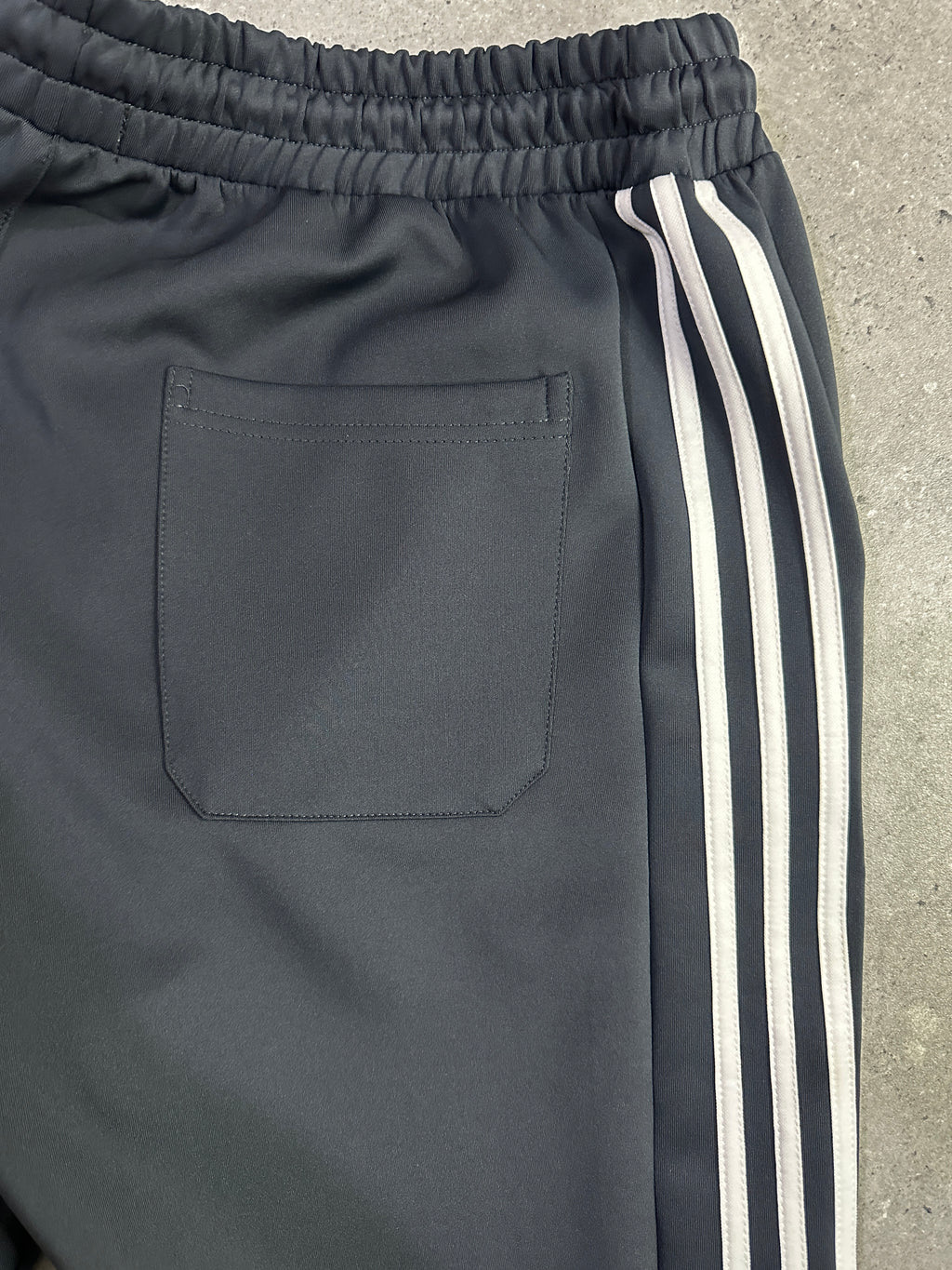 Ensemble Survêtement Homme Gris Anthracite – Style Polo – Bandes Blanches + Zip Col