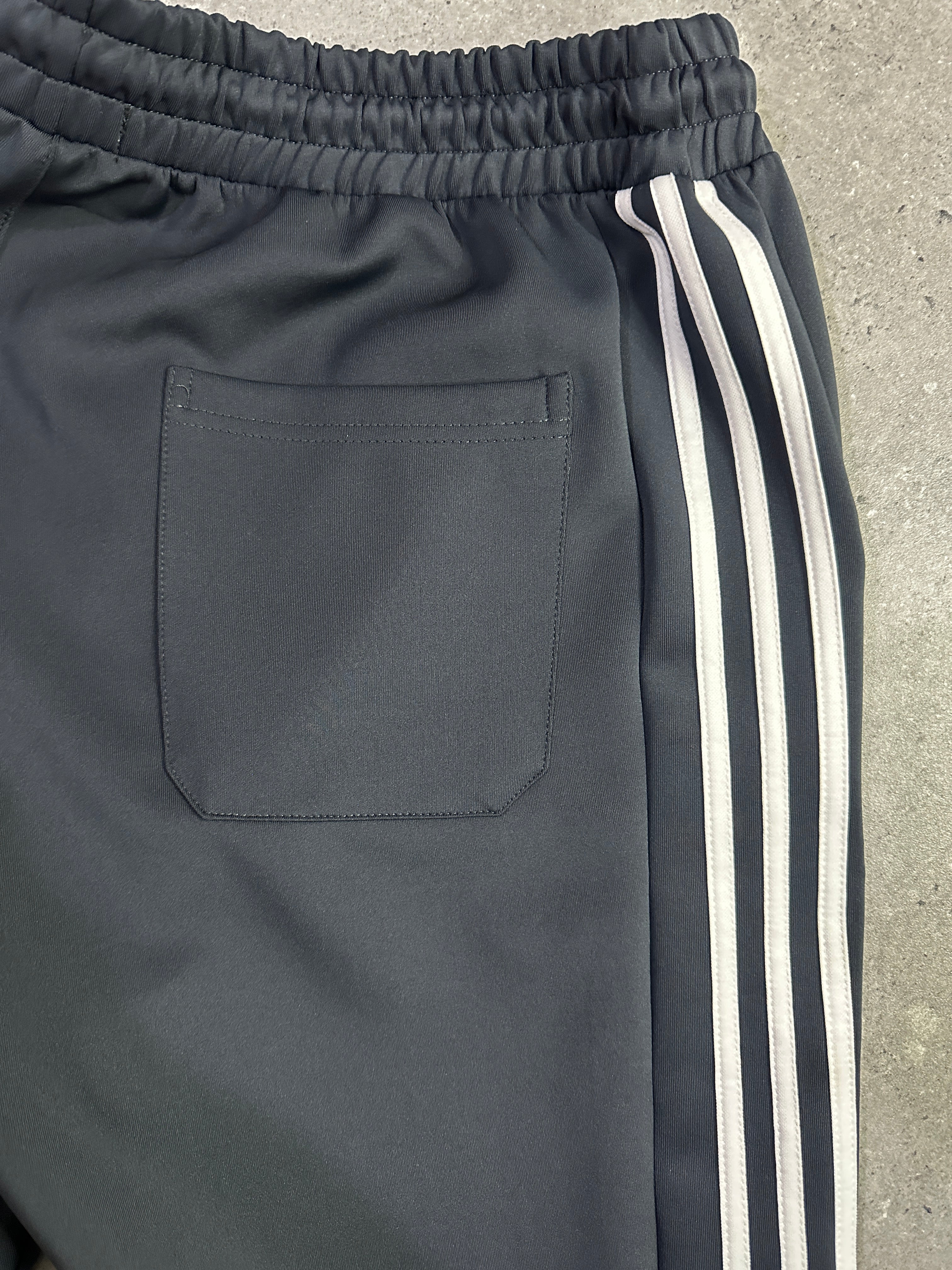 Ensemble Survêtement Homme Gris Anthracite – Style Polo – Bandes Blanches + Zip Col