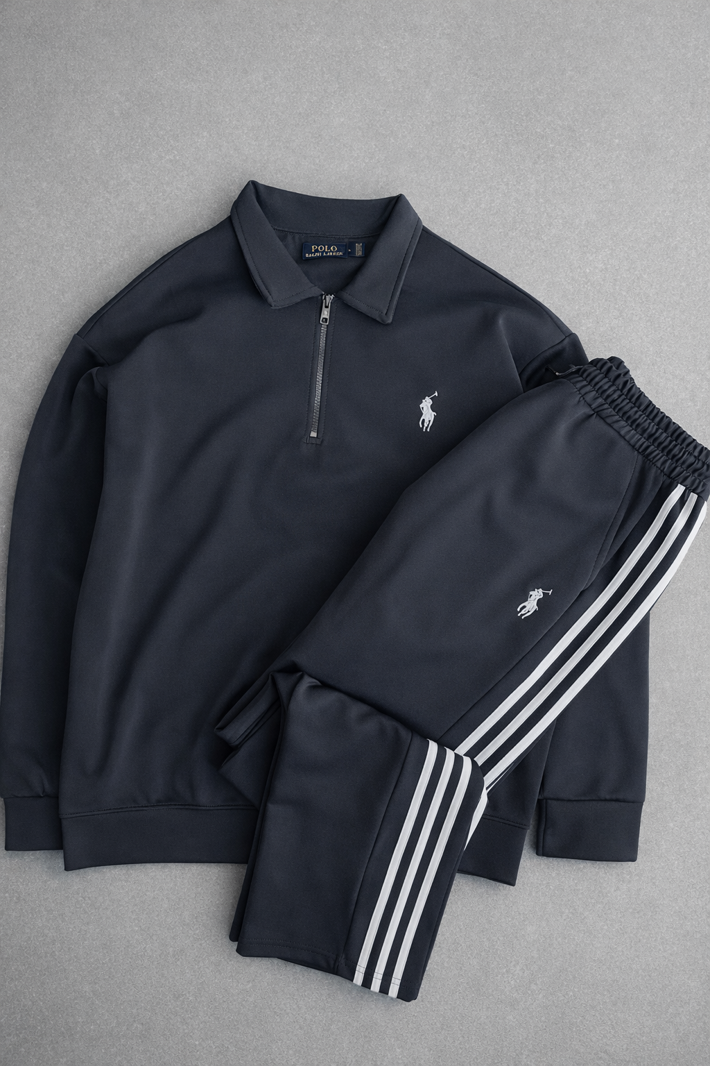 Ensemble Survêtement Homme Gris Anthracite – Style Polo – Bandes Blanches + Zip Col