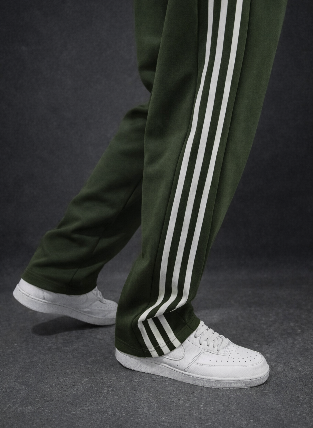 Ensemble Survêtement Homme Green – Style Polo – Bandes Blanches + Zip Col